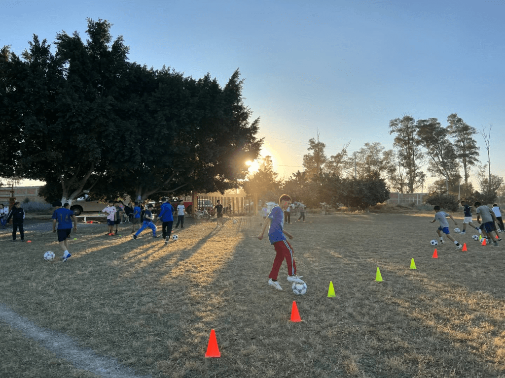 Presidente Municipal de Jamay Cesar Molina entregó material&nbsp;deportivo.