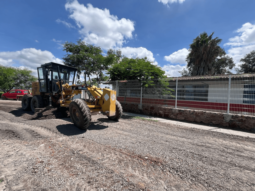 Conformación del camino al ingreso de la escuela, en el Fraccionamiento La&nbsp;Estancia