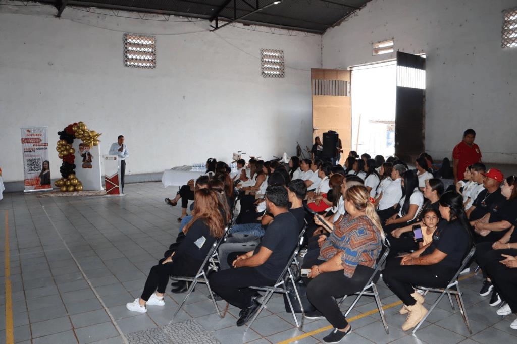 Gobierno de Vista Hermosa e ICATMI entregan certificados de capacitación a jóvenes y&nbsp;adultos