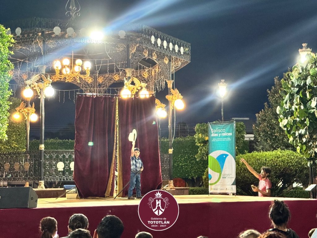 Niñas y niños disfrutan del taller “Circo de Barrio” en Tototlán como parte de las actividades culturales de&nbsp;verano
