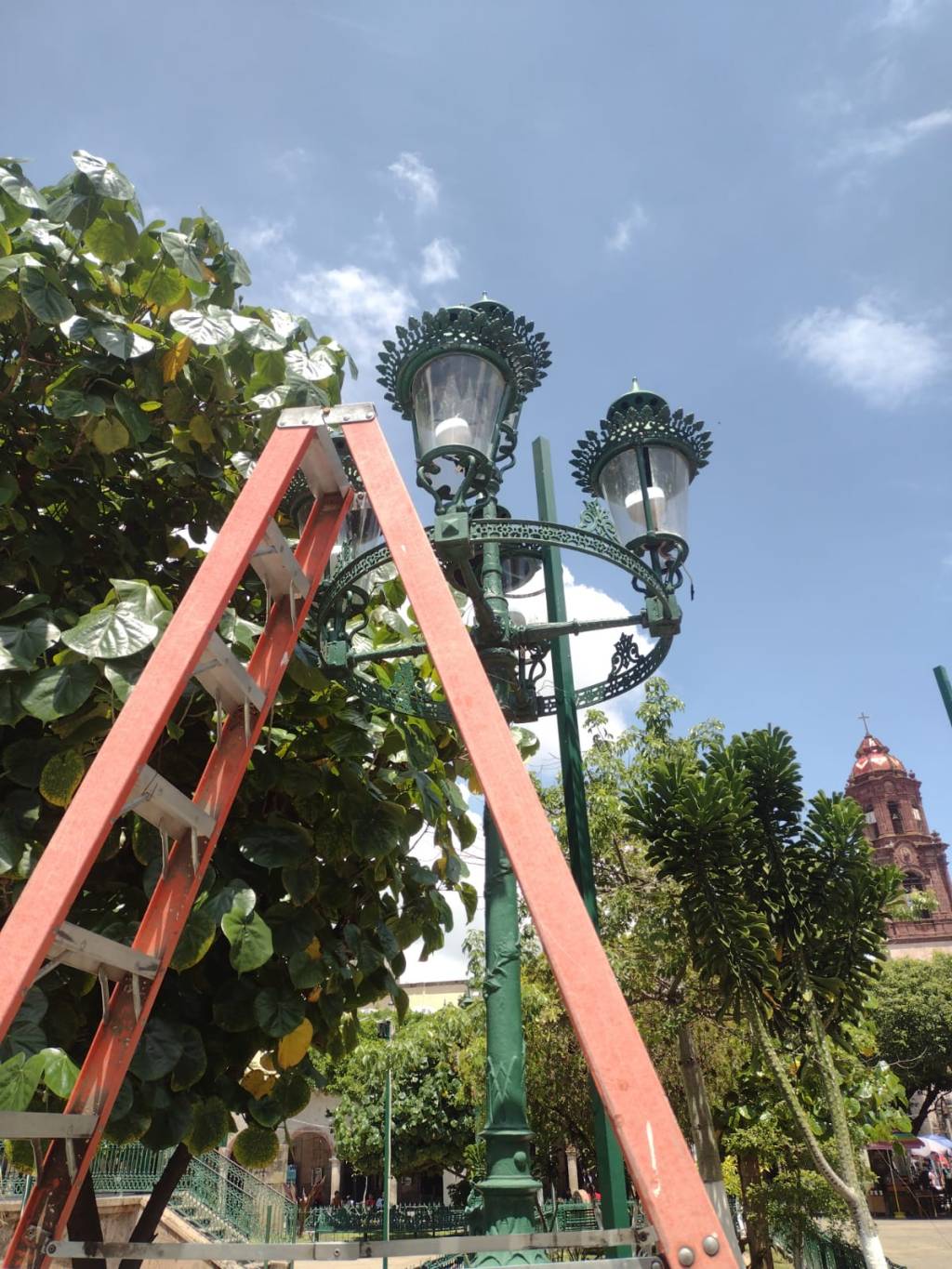 Mejoran iluminación en la Plaza Principal de La Barca para disfrute de las familias