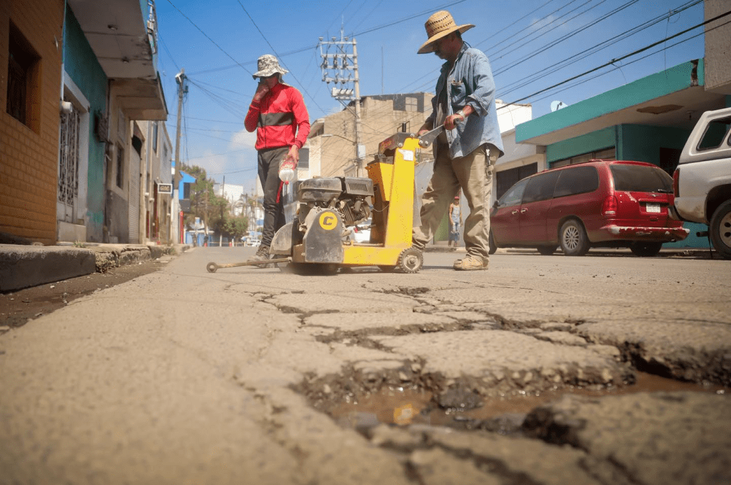 🚧 Avanzan trabajos de rehabilitación vial en la zona de Oxnard, en&nbsp;Ocotlán