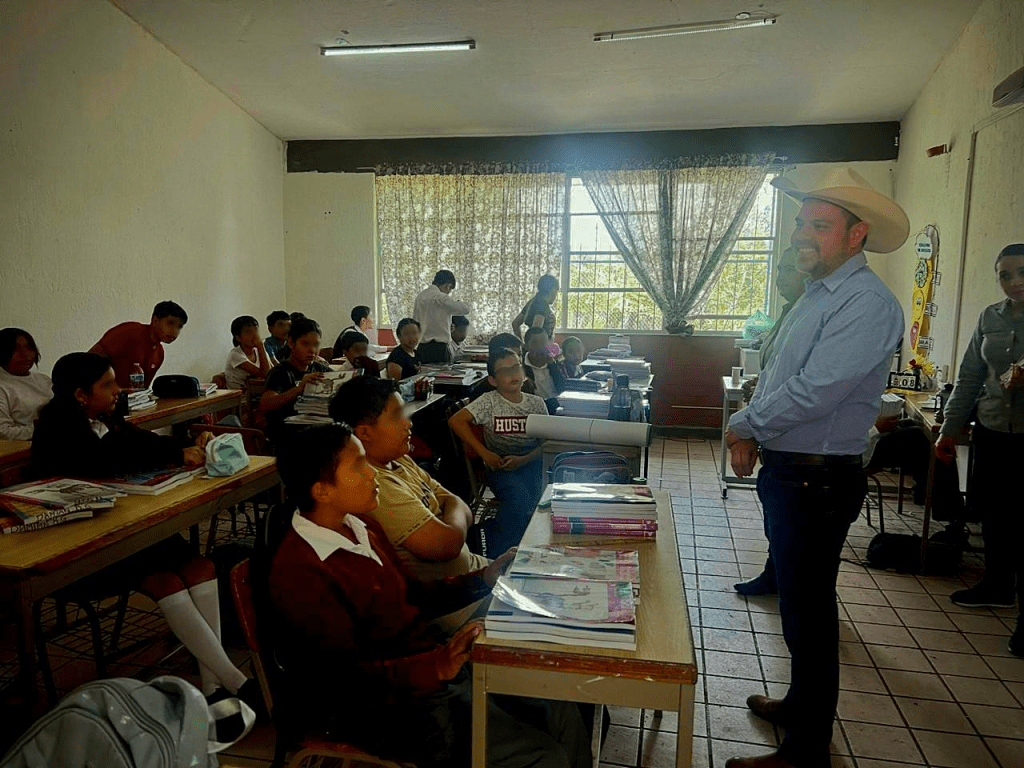 📚 Alonso Vázquez escucha a estudiantes de la Telesecundaria Tierra y Libertad y reafirma su compromiso con la educación del&nbsp;Distrito