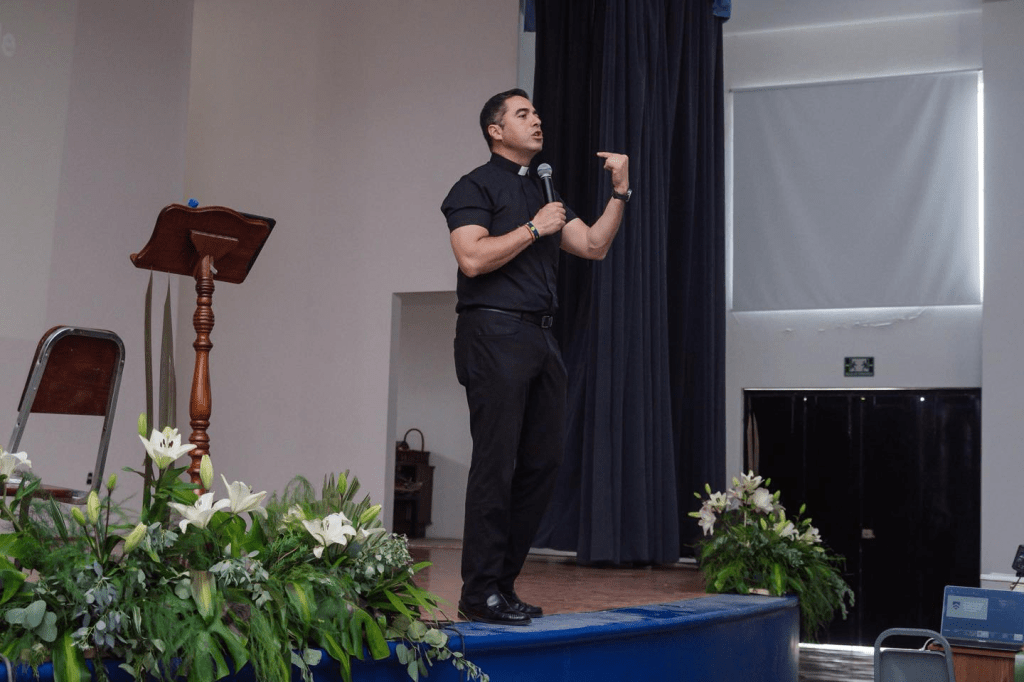 🙏 La Parroquia de Santa Mónica promueve la reflexión sobre la salud masculina con charla del Padre&nbsp;Abascal