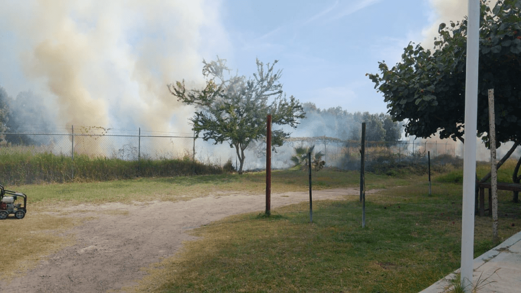Protección Civil y Bomberos La Barca atienden incendio de pastizal en Lomas de San&nbsp;Luis
