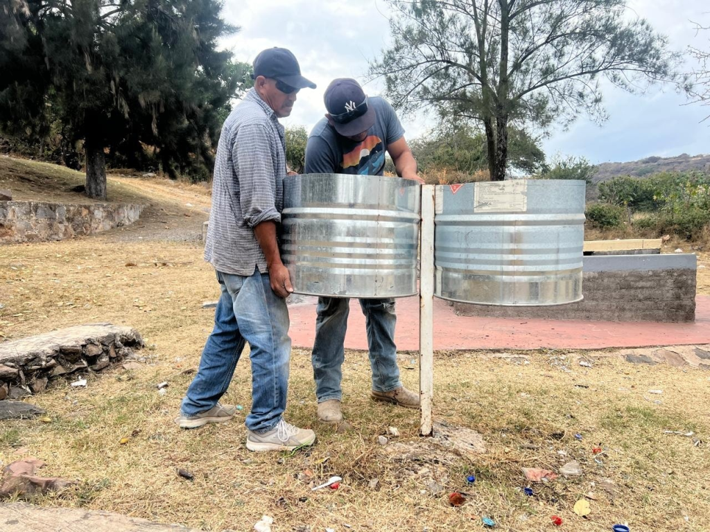 Gobierno de Jamay mejora la imagen del Parque Ecológico con nuevos botes de&nbsp;basura