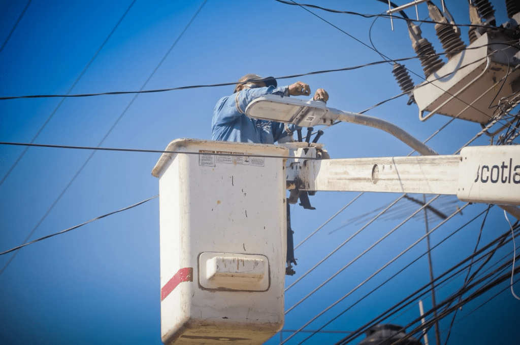 Gobierno de Ocotlán refuerza mantenimiento de luminarias en colonias y&nbsp;comunidades