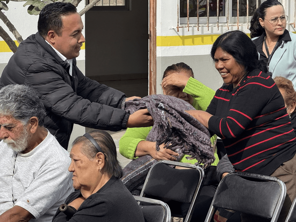 DIF Municipal La Barca realiza segunda entrega de cobijas para adultos&nbsp;mayores
