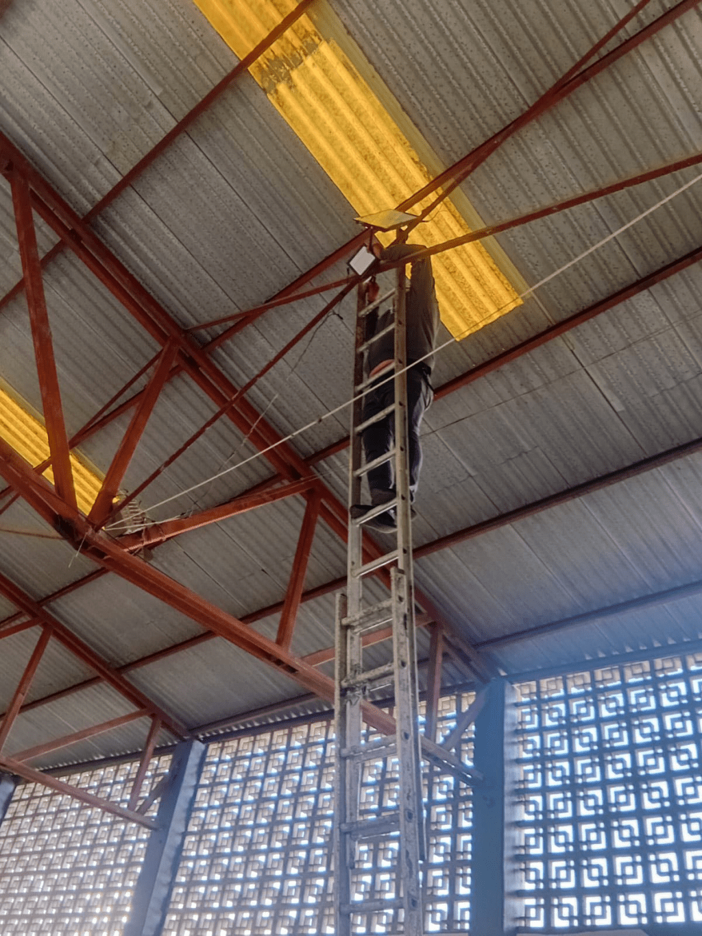 Gobierno Municipal mejora iluminación en el Coliseo Municipal de La&nbsp;Barca
