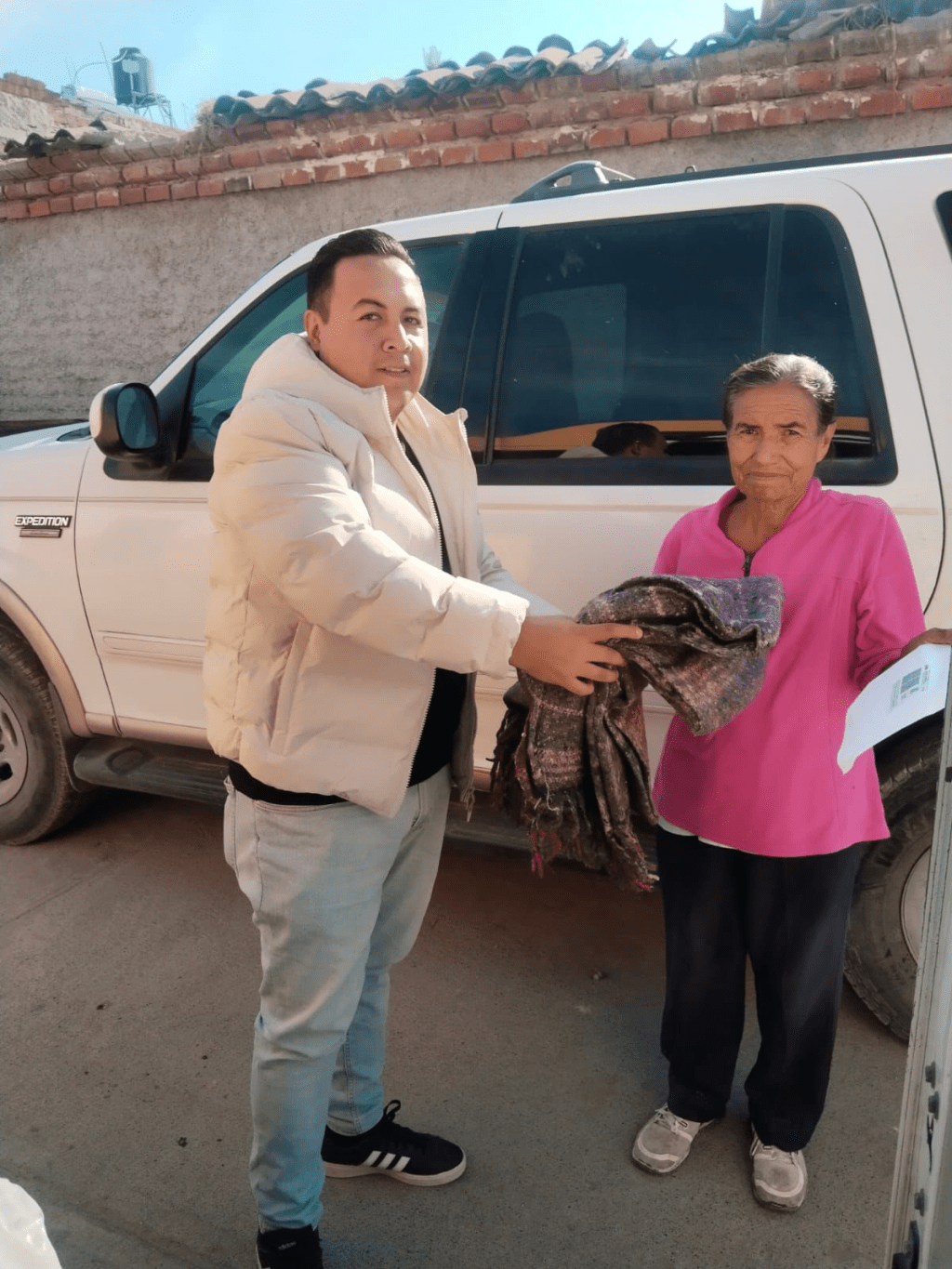 Desarrollo Social La Barca refuerza apoyo a familias con entrega de&nbsp;cobijas