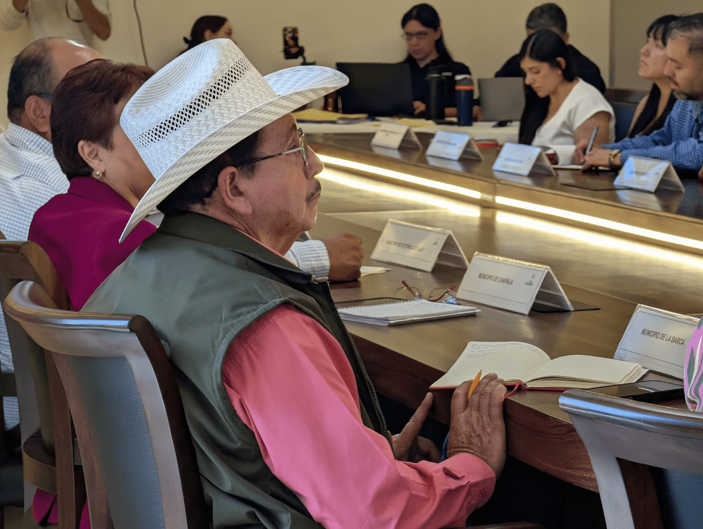 Presidente municipal de La Barca propone analizar proyecto de acueducto en reunión de AIPROMADES