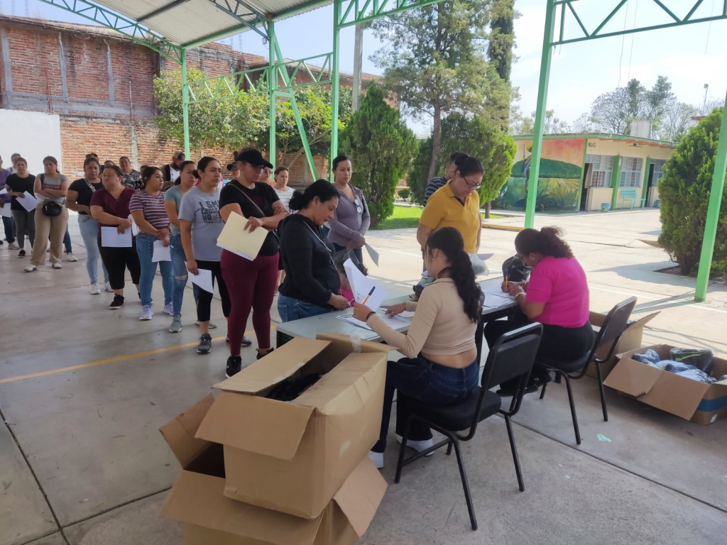 Continua la Entrega de apoyos educativos En La&nbsp;Barca