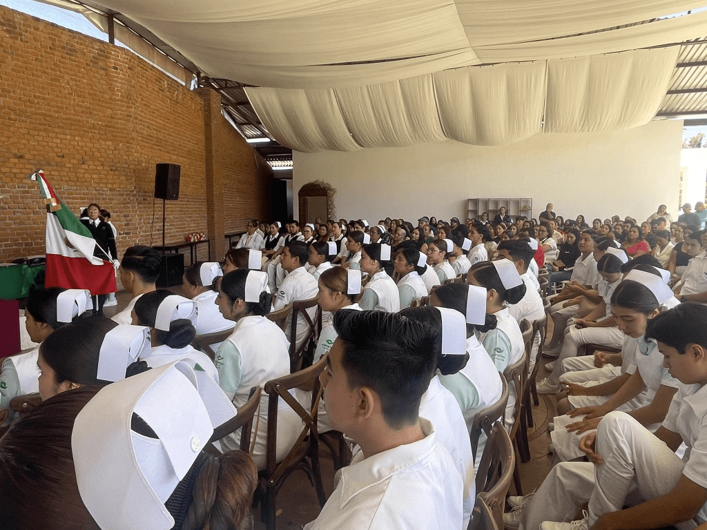 Ceremonia de imposición de cofias y barras en Conalep La&nbsp;Barca
