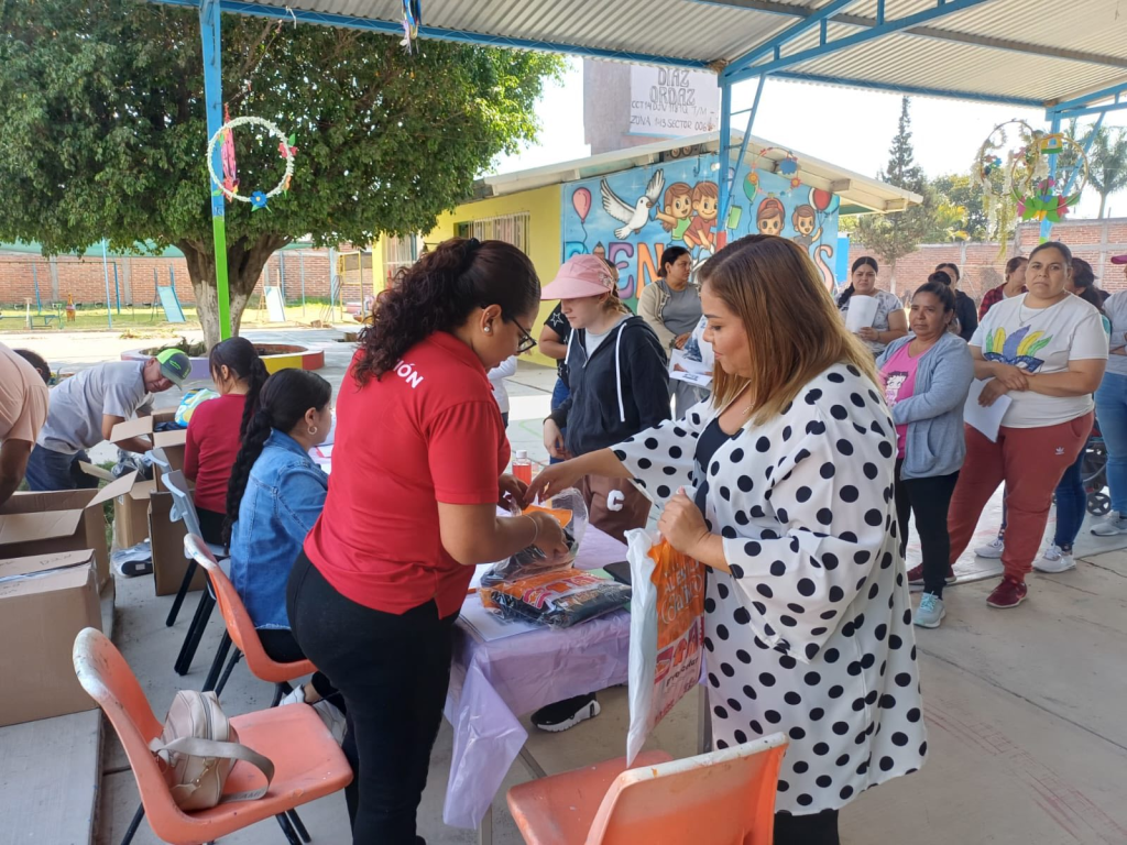 Entrega de útiles escolares en La&nbsp;Barca