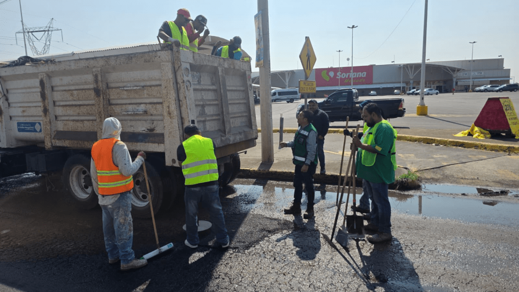 Bacheo en vialidades principales de La&nbsp;Barca