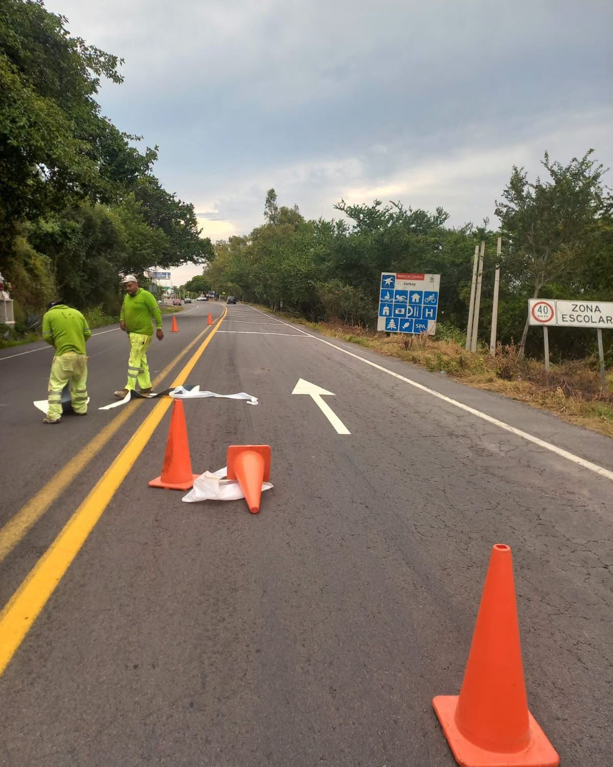 Trabajos de balizamiento en la Carretera Federal 35 refuerzan la seguridad vial en Jamay