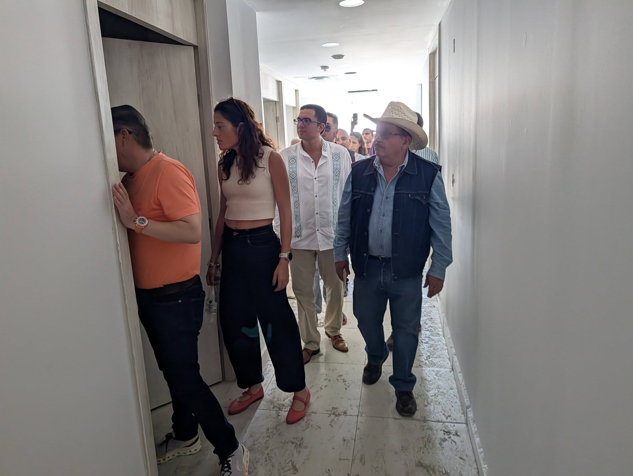 Autoridades estatales y municipales supervisan obras de salud en La Barca