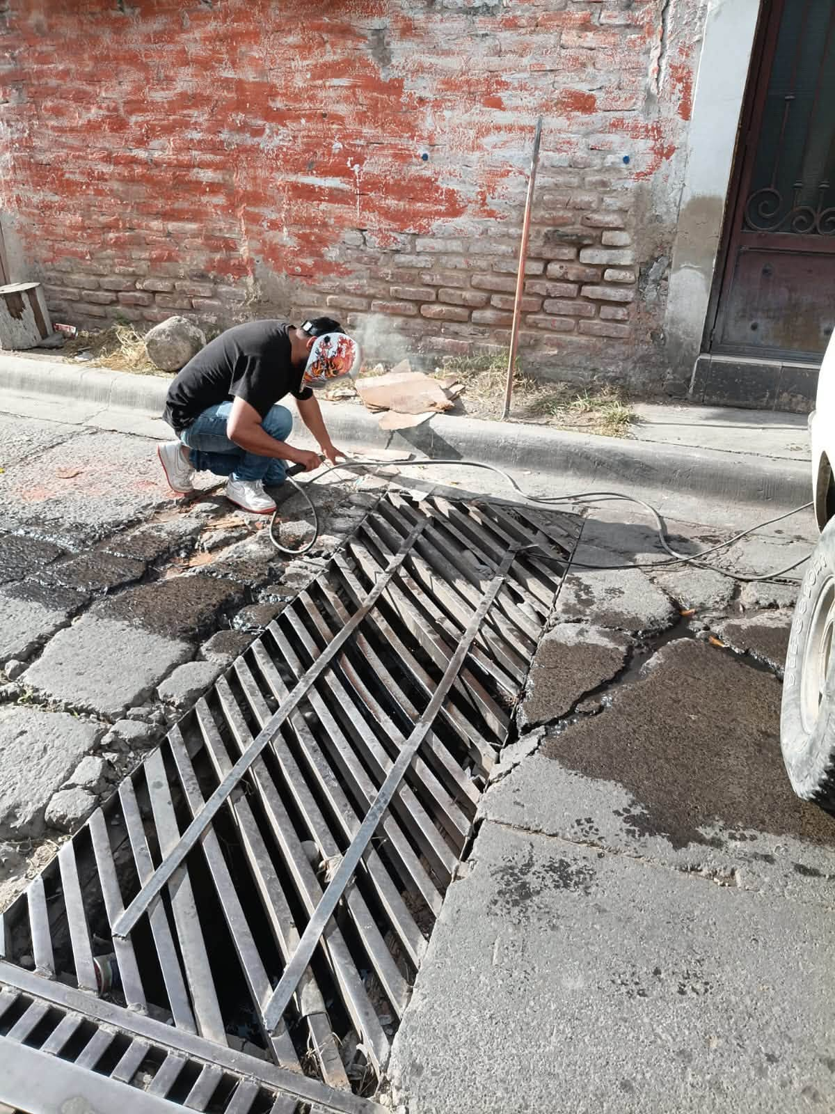 DAN MANTENIMIENTO A BOCAS DE TORMENTA EN LA BARCA