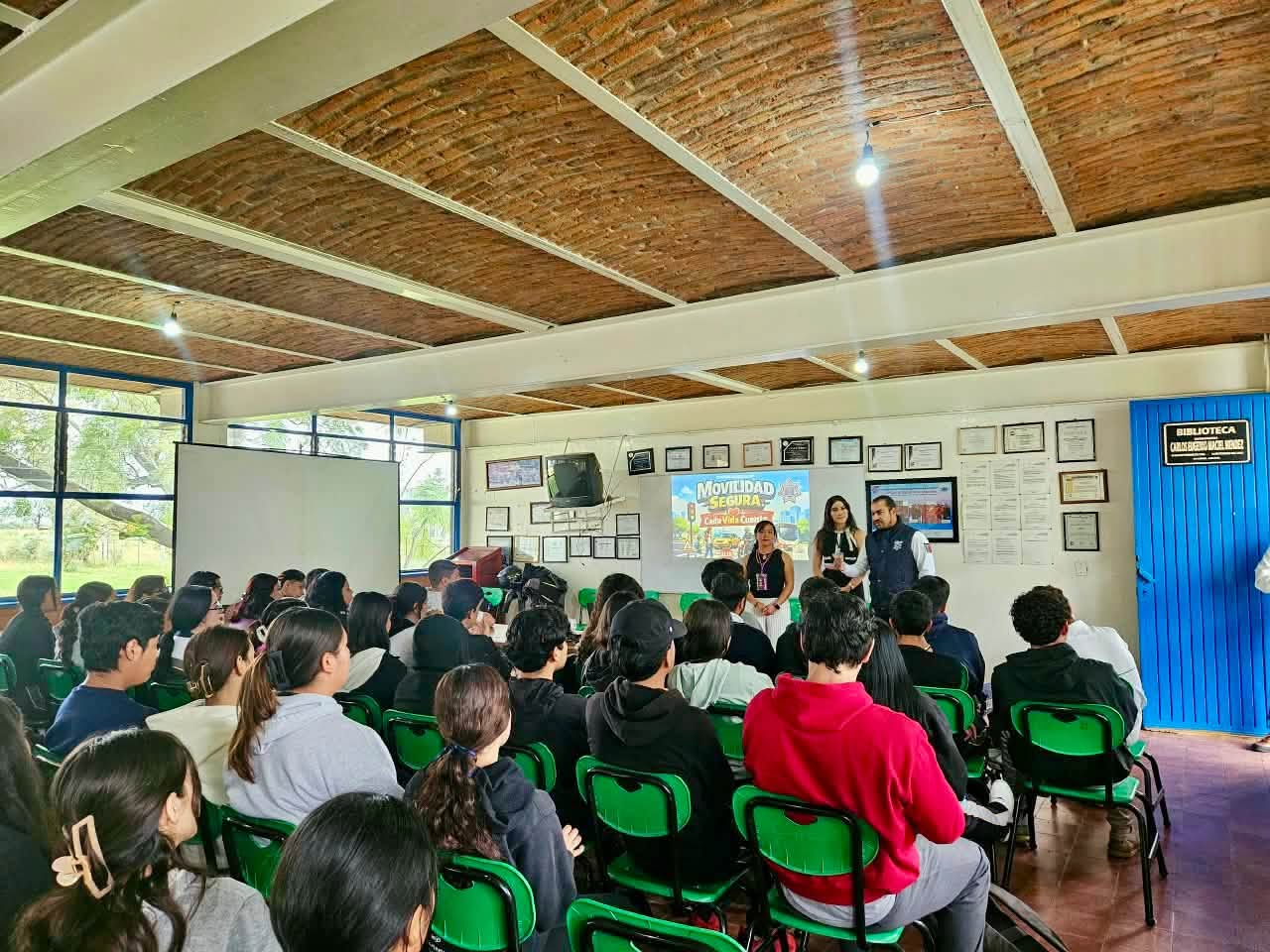 Policía Vial y SIPINNA imparten educación vial a estudiantes del CETIS 73 en La Barca